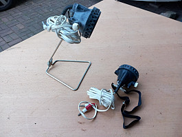 Stojánek s světlem a čelovkou