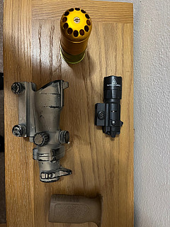 ACOG, svítilna, granát a grip (Debordelizace)