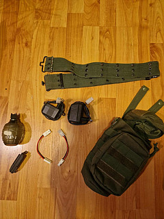 Pásek US,, mini molle batoh a nabíječky