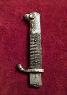 Železná rukojeť na vycházkový německý bodák 