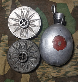WW2 wehrmacht polní láhev a dva filtry k plynové masce 