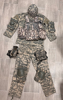Komplet uniforma včetně taktické vesty a helmy vz. DIGITAL