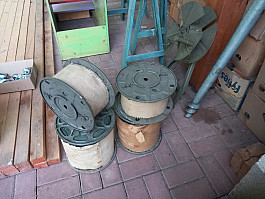 Vojenský polní kabel na cívkách