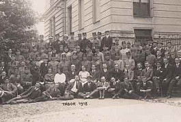 Fotka R-U vojenská škola Tábor 1918 vojáci Čechy