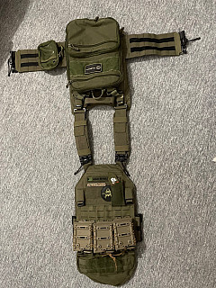 Nosič plátů emersongear s příslušenstvím.