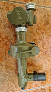 dalekohled PG-1 (zaměřovač) v truhlíku, vojenský