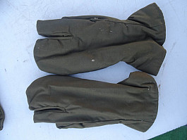 Zimní a pracovní rukavice , pracovní kalhoty s laclem .