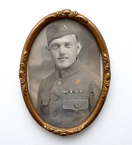 Fotka prvorepublikového vojáka v rámečku vyznamenání