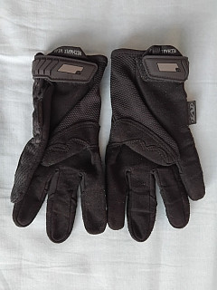 Tři páry taktických rukavic