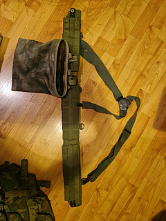 Molle pásek s odhazovákem a kšandama