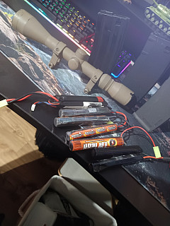 Prodám baterie, zaměřovač a točné zásobníky 