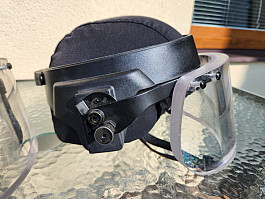 balistická přilba s ochranným štítem