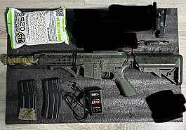 Airsoft modifikovaná zbraň s doplňkama