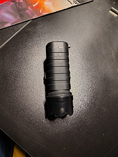 Taktická LED svítilna s laserem pro montáž na běžnou Picatiny (RIS) lištu