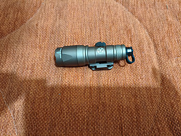 Taktická svítilna V300 