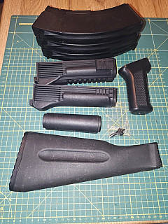 Kompletní černé pažbení na AK-74 plus zásobníky z AK-15 vše od LCT