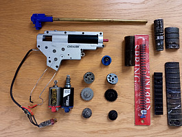 Zbytky airsoft dílů (Mechabox, motory atd..)