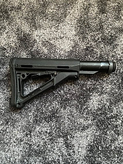 Pažba a grip cecna v popisku