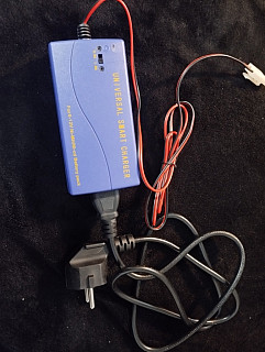 Univerzální nabíječka Nimh