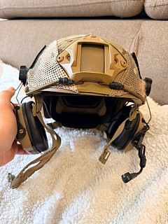 Přilba se sluchátky Earmor 