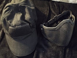 Ochranná maska a kšiltovka 