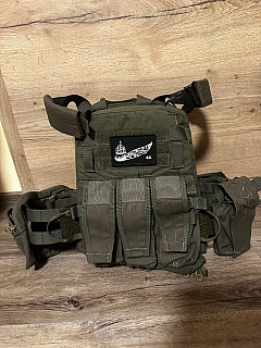 TMC AVS MBAV Plate Carrier – Ranger Green + kompletní osazení Prodám taktickou vestu TMC AVS MBAV v barvě Ranger Green, včetně příslušenství. Specif