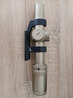 Primary arms NOVA FDE 1-6x optika položená na Aero Precision's Ultralight montáži