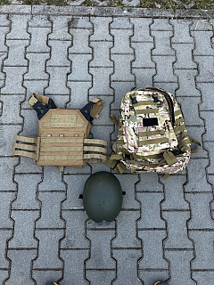 Vojenská helma, nosič plátů, batoh