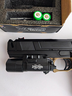 Taktická svítilna X300