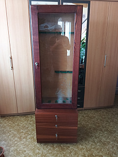 Uzamykatelná vitrína na zbraně.