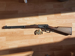 Sháním zbraně a doplňky na western