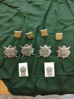 Odznaky na baret a další 