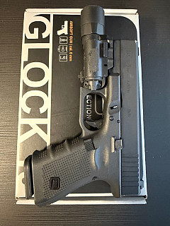 Umarex Glock 19 Gen4 + svítilna 
