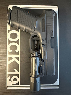 Umarex Glock 19 Gen4 + svítilna a pouzdro