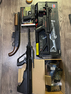 Zbraně na výstavu nebo opravu.