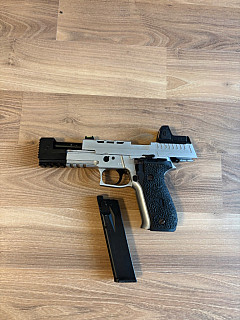 Airsoftová pistole VP26X s kolimátorem, GBB - stříbrná