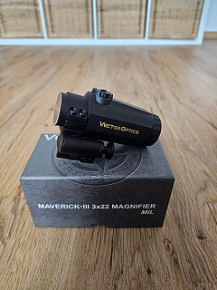 Magnifier MAVERICK-III 3x22 - Černý