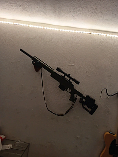 manualní odstřelovací puška s puškohledem