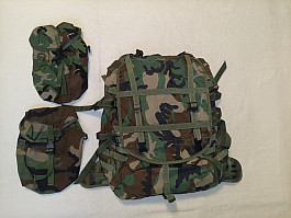 US. MOLLE II. WOODLAND BATOH+ BOČNÍ KAPSE 