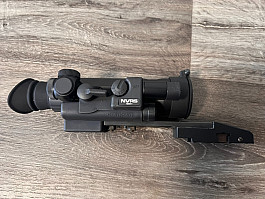 Noční vidění yukon NVRS 1.5x42 i irs přísvitem a montáží na RIS