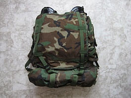 US MOLLE II batoh woodland
