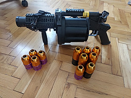 Airsoftový 6-ranný granátomet