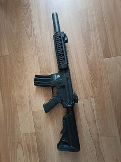 M4 s tlumičem