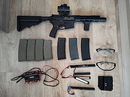 Prodám komplet set: Evolution Airsoft Ghost S + 7x zásobník, chytrá nabíječka, 4x baterie, kolimátor