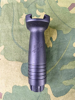 Forward pistol grip Knight armament 