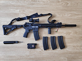 M4 s blowbackem v pažbě