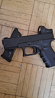 Umarex Glock 19 Gen 4 s destičkou a kolimátorem