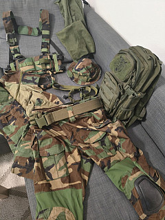 Woodland gear/chest rig/batoh (vel. M)