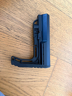 Airsoft – minimalistická skeletová pažba na M4 / AR-15 (buffer tube), černá