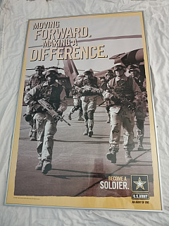 Zarámované náborové plakáty US Army a USMC rok 2004